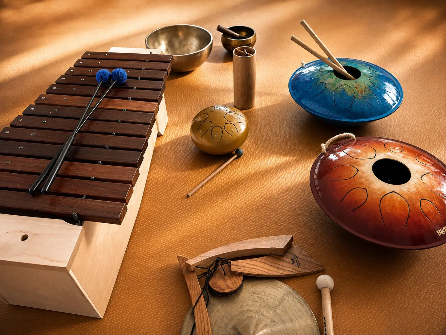 Instruments utilisés en séance : xylophone, bols tibétains, handpans, percussions